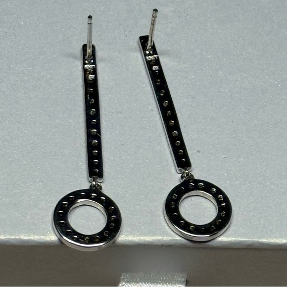 10k Solid White Gold & Diamond Elegant Drop Earrings. - Picture 5 of 6